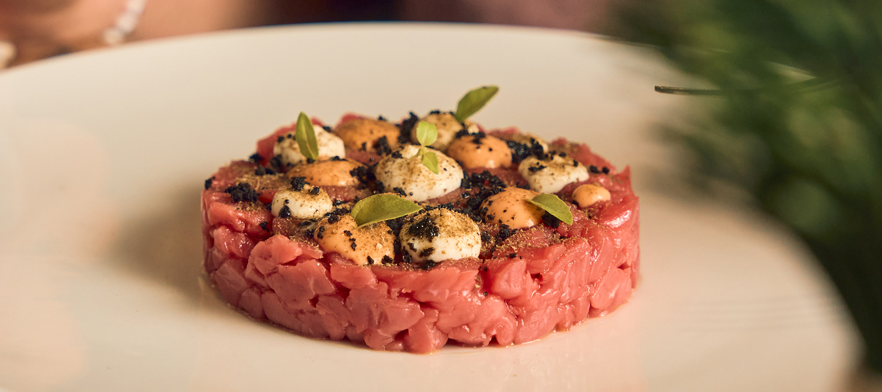 tartare di manzo con maionese di datterino fermentato burrata affumicata polvere di cappero e olive nere