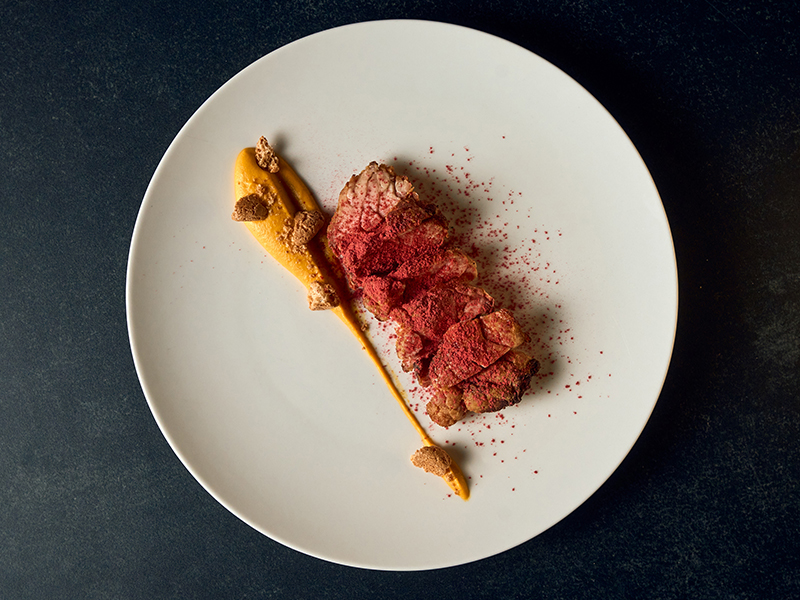 animelle di vitello di Garronese Veneta planciate al burro con polvere di lamponi, pur&egrave; di zucca al rosmarino e amaretto croccante