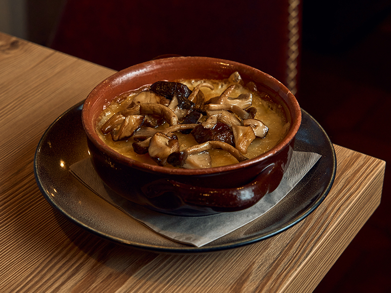 cocotte con polenta di Storo, funghi freschi e le stagionature dell&rsquo;Asiago