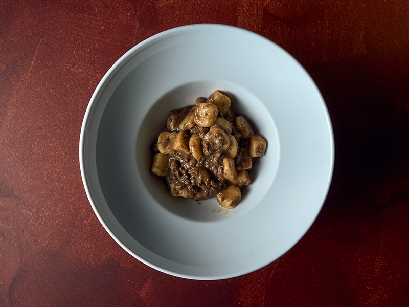 gnocchi di patate freschi al rag&ugrave; di cervo, mantecati con burro ai mirtilli e cacao amaro