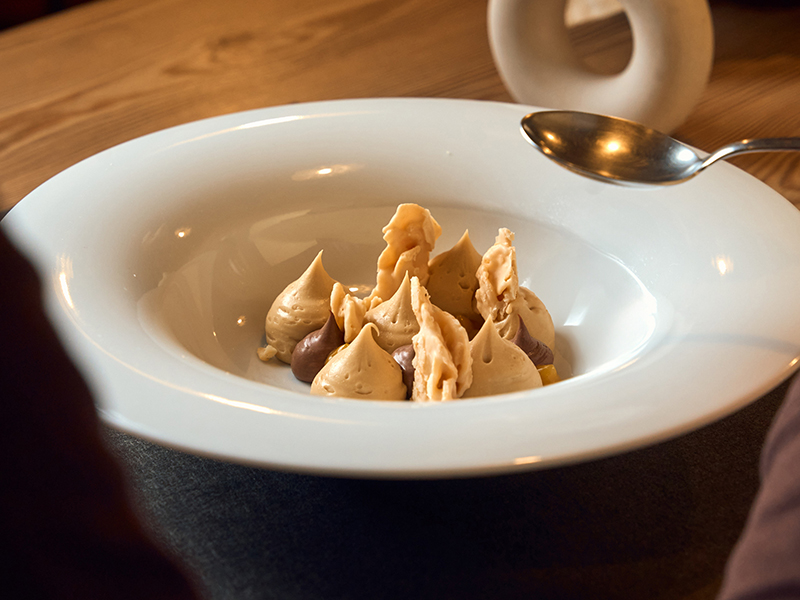 mousse ai due cioccolati con crema al mango e passion fruit