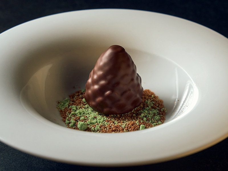 mousse al cioccolato bianco, con cuore di cirmolo e copertura di cioccolato fondente