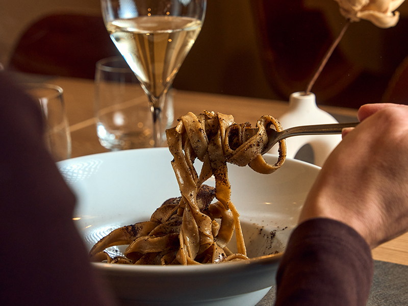 tagliolino fresco al grano arso, miso, burro di malga e polvere di steccherino bruno