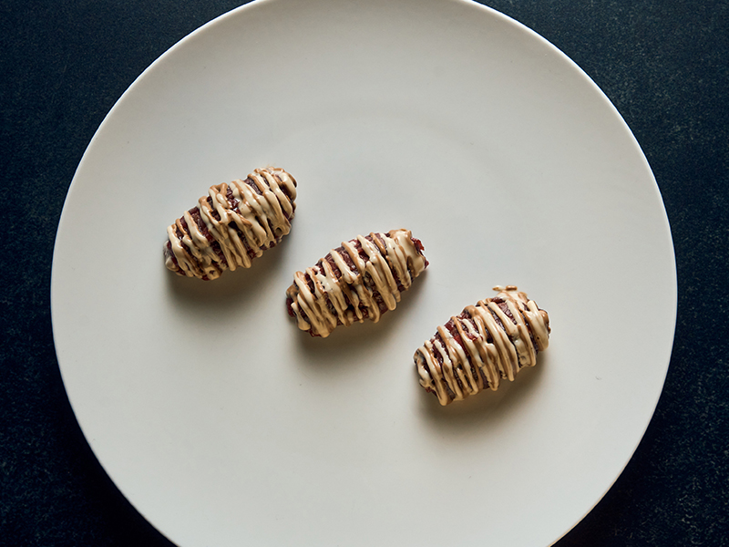 tartare di cavallo con porcini fermentati e aglio nero
