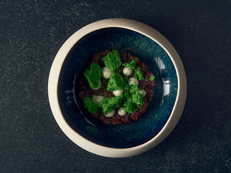 tartare di cervo affumicato, colatura di alici, maionese al mugo e spugna croccante al pino